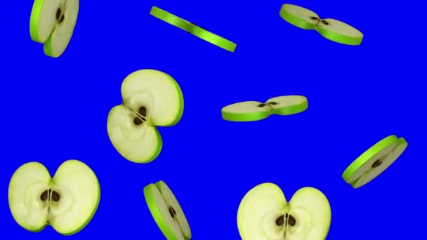 Круглые ломтики зеленого яблока падают на синий экран, бесшовный цикл, CG — стоковое видео