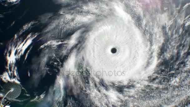 Grote tropische cycloon op achtergrond, fictieve weersatelliet vliegt voorbij, 3d animatie. Alle texturen zijn gemaakt in de grafische editor zonder foto's en andere afbeeldingen. — Stockvideo