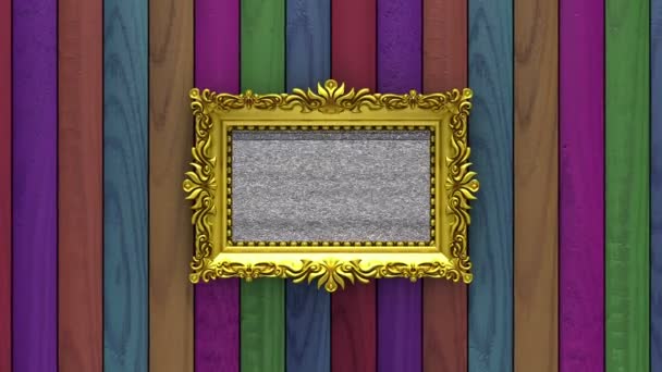 De zoom van de camera in het gouden beeld op achtergrond van varicolored hout. TV ruis en groen Chromakey speelt op het scherm. 3D animatie. — Stockvideo