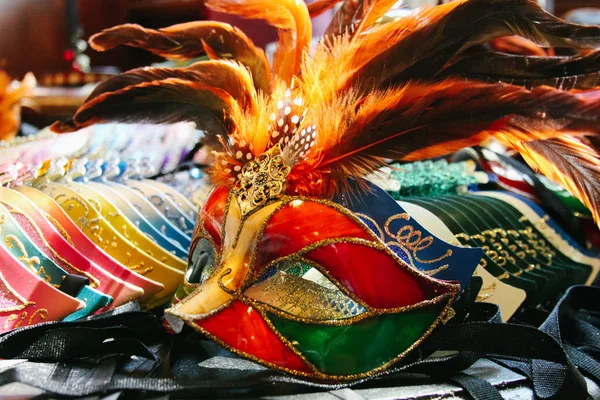 Dükkanda inanılmaz karnaval maskesi