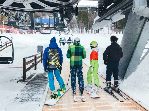 Teleferik için bekleyenler