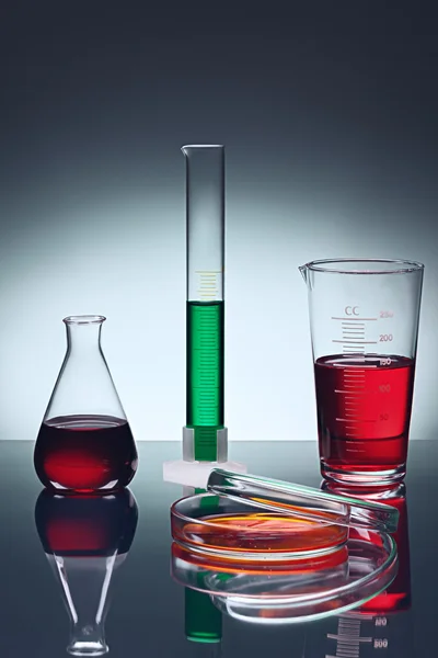Laboratoriumglaswerk met vloeistoffen — Stockfoto