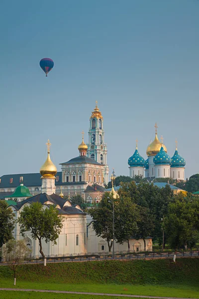 Globo de aire caliente sobre el monasterio ortodoxo. Sergiev Posad, Russ — Foto de Stock