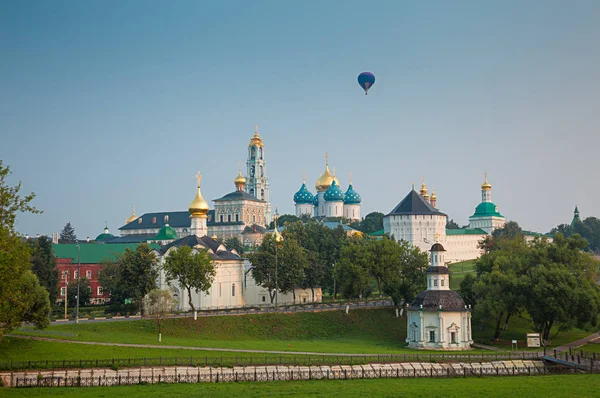 Heißluftballon über dem orthodoxen Kloster. sergiev posad, russ — Stockfoto