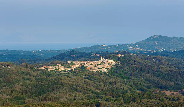 Пейзаж с далёкой греческой деревней — стоковое фото