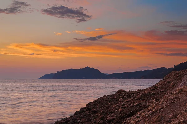 Pôr do sol na costa rochosa — Fotografia de Stock