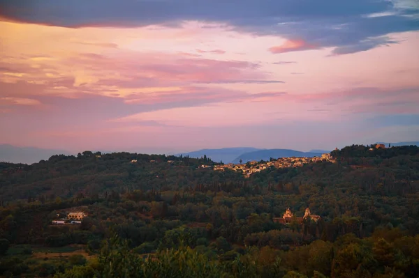 Paisaje con un pueblo griego distante — Foto de Stock