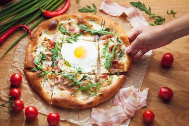 Dilim taze pizza alarak eller