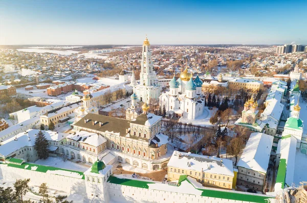 冬で三位一体の聖 Sergy 修道院の空中写真 — ストック写真