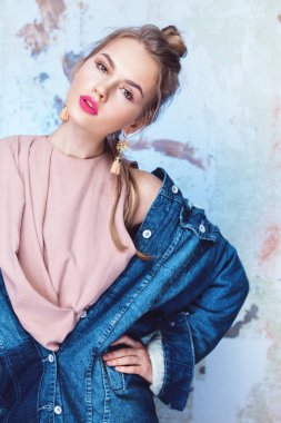 Göz alıcı parlak pembe dudakları kızla 