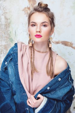 Göz alıcı parlak pembe dudakları kızla 