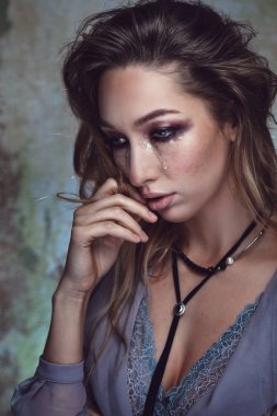 Kalıcı makyaj ağlama ile güzel kadın 