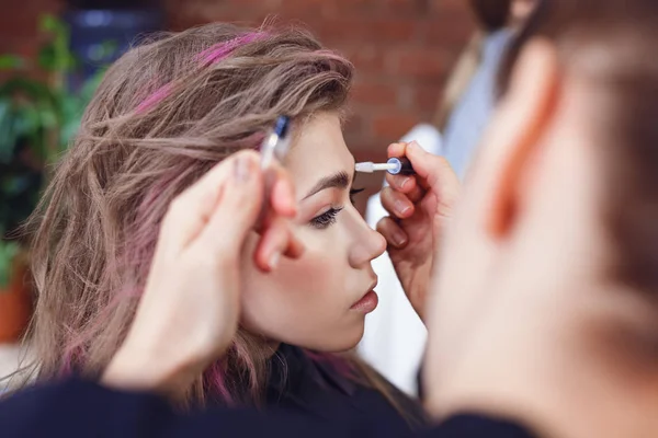 Aplicación de gel de cejas — Foto de Stock