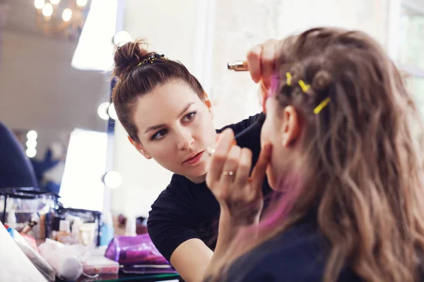 Visagistin trägt Wimperntusche auf — Stockfoto