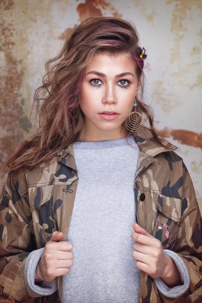 Cool trendy meisje in camouflage jas — Stockfoto