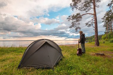 Gitar ayakta kamp çadır yakınındaki turistik