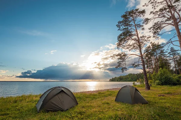 Camping near lake — Stock Photo, Image