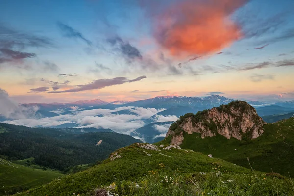 Valle de la montaña cubierto de nubes al atardecer — Foto de Stock
