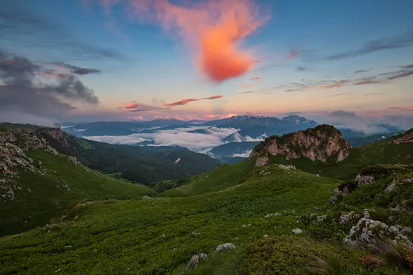 Горная долина, покрытая облаками на закате — стоковое фото