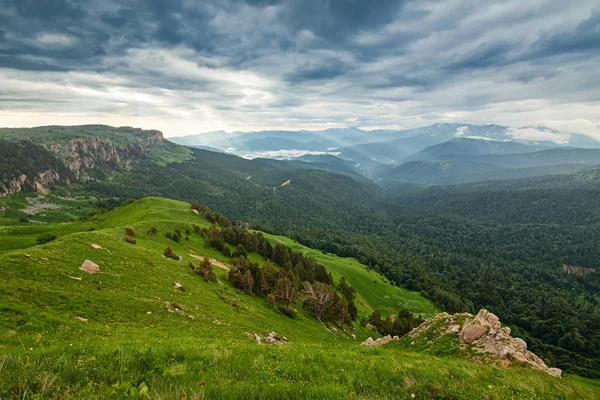 Valles y bosques de montaña — Foto de Stock