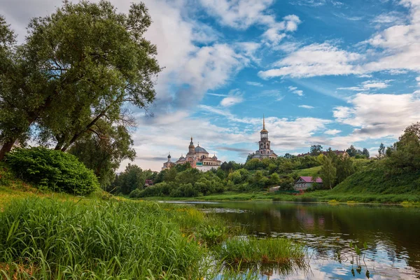 Klasztor Borisoglebsky i rzeki Twerca, Torzhok, Federacja Rosyjska — Zdjęcie stockowe