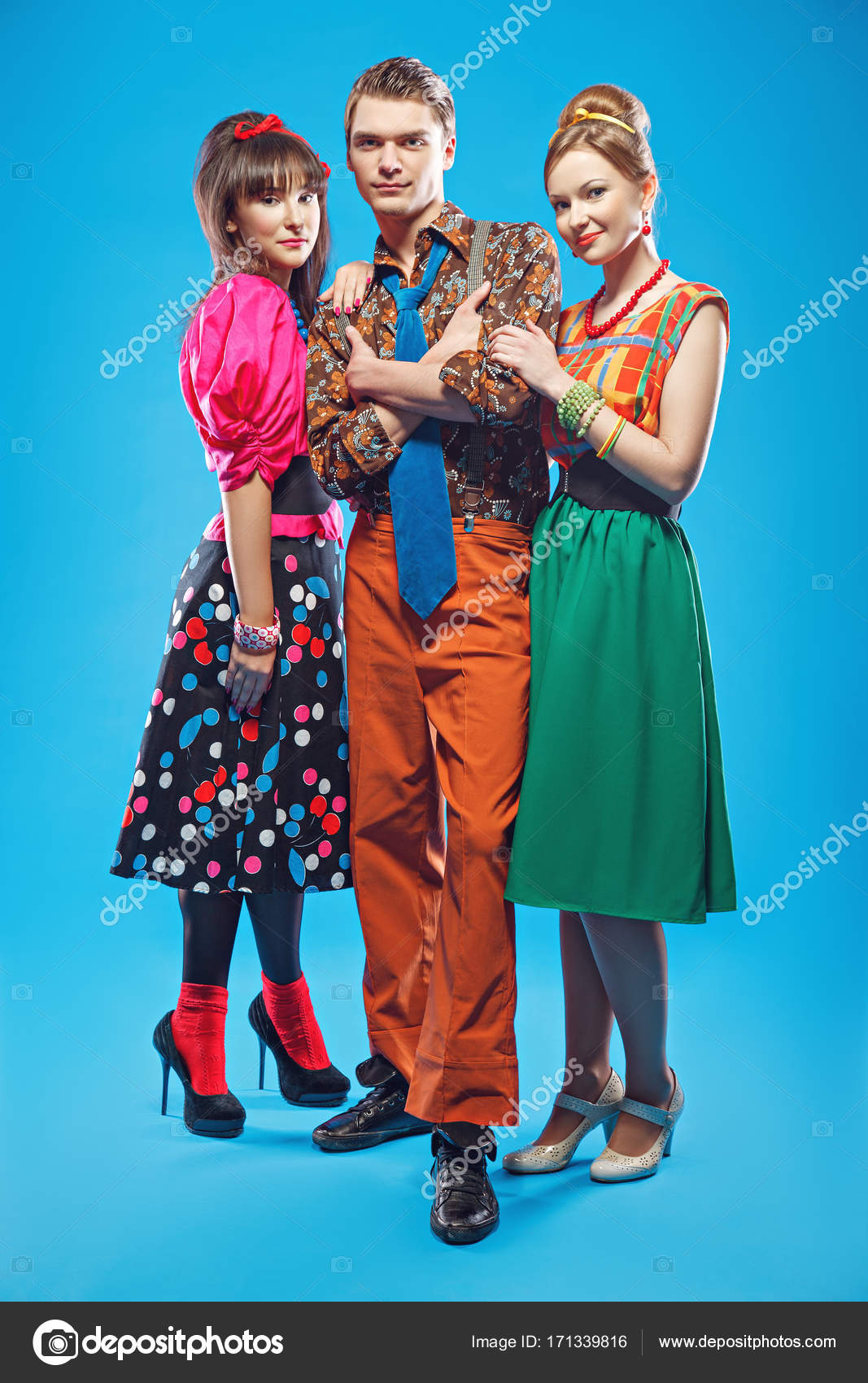 Jóvenes con ropa retro — Foto de stock #171339816 © mike_laptev