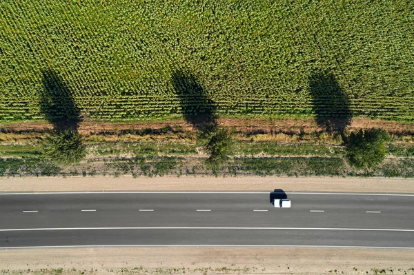 Widok z lotu ptaka autostrady przechodzącej przez zielone pola — Zdjęcie stockowe