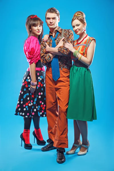 Retro giysiler giyiyor gençler