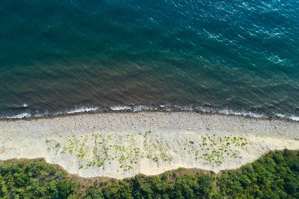 Вид с воздуха на пустой берег моря — стоковое фото