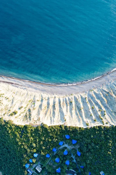 Luchtfoto van lege strand en dorp — Stockfoto