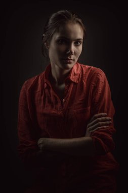 Dramatik güzel bir genç kadının portresi