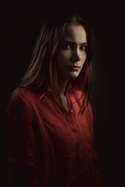 Dramatik güzel bir genç kadının portresi