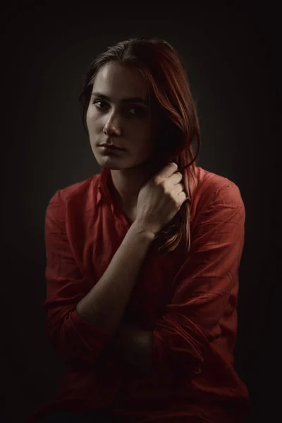 Dramatische portret van een jonge mooie vrouw — Stockfoto