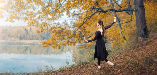 Modern ballet dancer in the autumn park — Stock Photo, Image