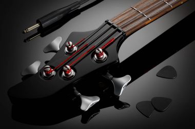 SAP kafası elektrik bas gitar, ses kablosu ve seçtikleri