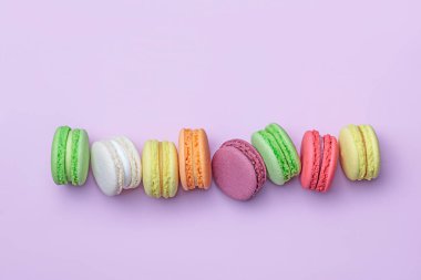 Renkli macarons satırı