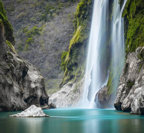 Cascada de Tamul en el río Tampaon, Huasteca Potosina, México — Foto de Stock