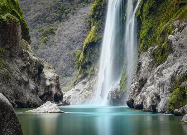 Cascada de Tamul en el río Tampaon, Huasteca Potosina, México — Foto de Stock