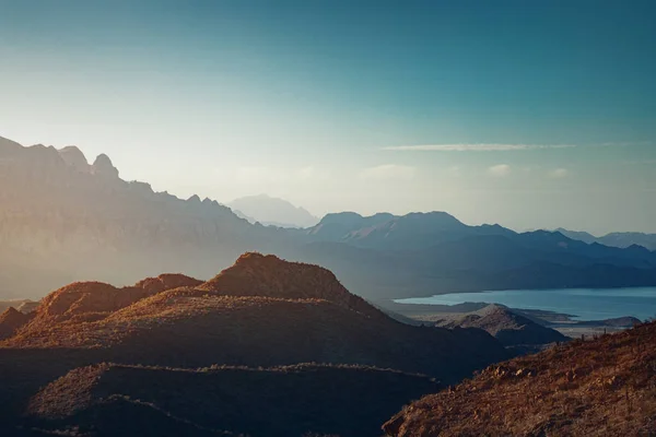 Sol saliendo sobre montañas y una bahía cerca de Loreto, México —  Fotos de Stock