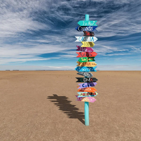 Cartel de flechas de dirección de madera colorida en desierto vacío —  Fotos de Stock