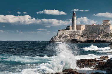 Küba 'nın Havana Körfezi girişindeki El Morro kalesinin deniz feneri.
