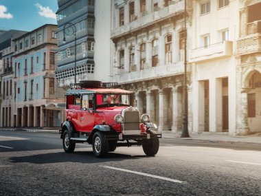 Küba 'nın Havana caddesindeki kırmızı retro araba.