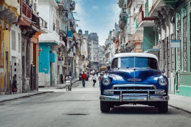 Parlak mavi retro araba Havana, Küba caddesinde park edilmiş.