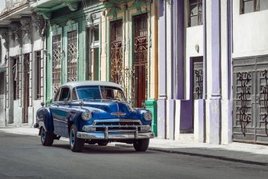 Parlak mavi retro araba Havana, Küba caddesinde park edilmiş.