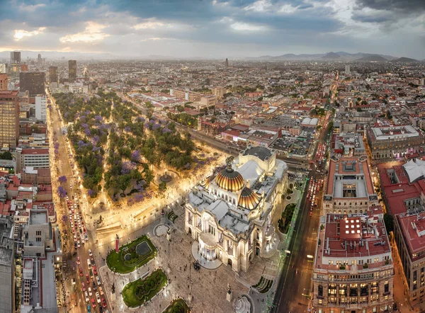 从拉丁美洲鸟笼俯瞰墨西哥城 日落时分 Palacio Bellas Artes Alameda中心和市中心灯火通明 — 图库照片