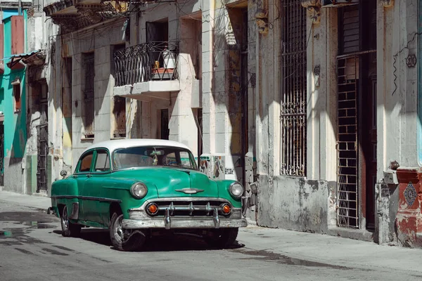 Vintage Zöld Autó Parkolt Utcán Havanna Kuba — Stock Fotó