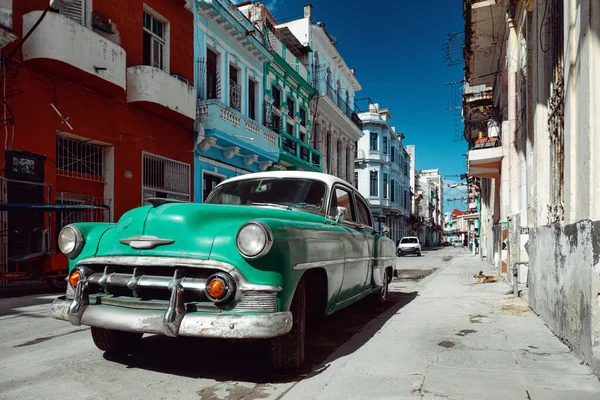 Зеленый Ретро Автомобиль Припарковался Улице Гаваны Кубе — стоковое фото