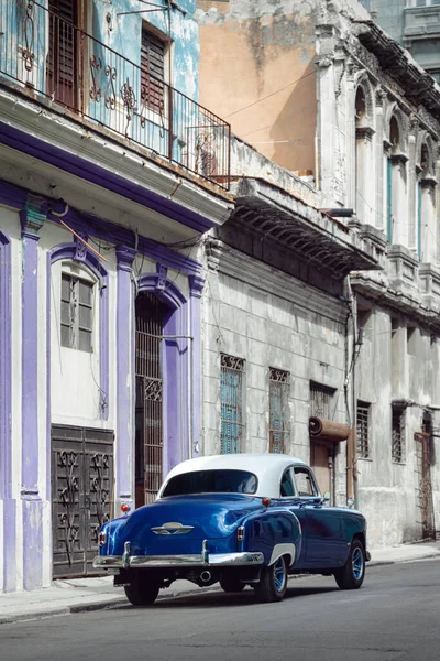 Fényes Kék Retró Autó Parkolt Utcán Havanna Kuba — Stock Fotó