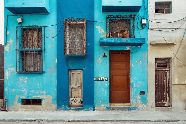 Rugosas Fachadas Pintadas Edifícios Com Barras Nas Janelas Havana Cuba — Fotografia de Stock