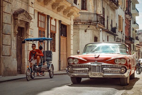 Havana Cuba Maart 2019 Glanzende Retro Auto Geparkeerd Straat Fietstaxichauffeur — Stockfoto